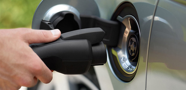 een electrische auto die opgeladen wordt